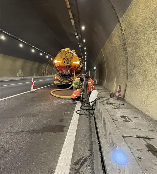 邵阳隧道排水渠清淤